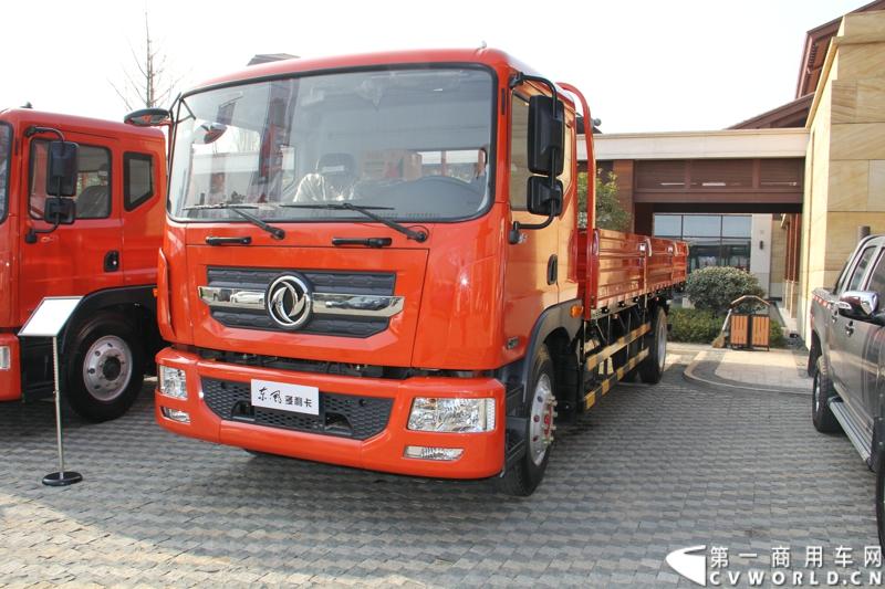 2014年12月23日，东风汽车股份有限公司在武汉召开2015商务年会。会议现场，东风国四全系列轻卡、东风御风欧系轻客2015年度款、东风皮卡等众多新车纷纷亮相。图为东风多利卡C48-742型国IV轻卡