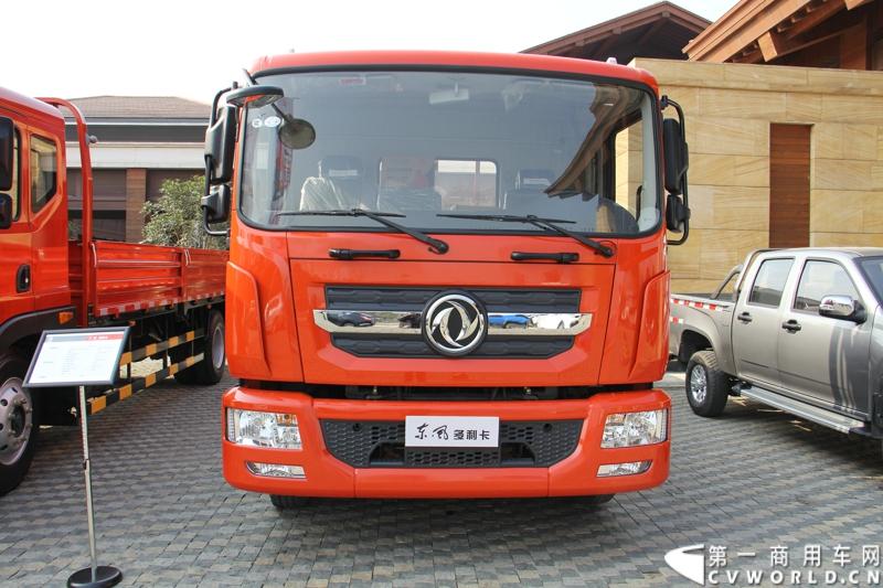 2014年12月23日，东风汽车股份有限公司在武汉召开2015商务年会。会议现场，东风国四全系列轻卡、东风御风欧系轻客2015年度款、东风皮卡等众多新车纷纷亮相。图为东风多利卡C48-742型国IV轻卡