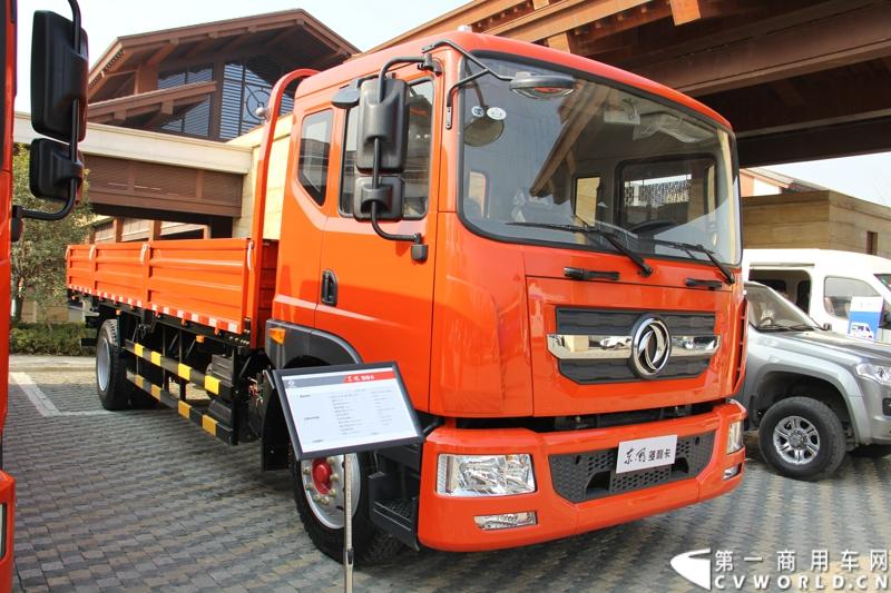 2014年12月23日，东风汽车股份有限公司在武汉召开2015商务年会。会议现场，东风国四全系列轻卡、东风御风欧系轻客2015年度款、东风皮卡等众多新车纷纷亮相。图为东风多利卡C48-742型国IV轻卡