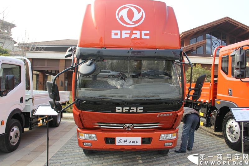 2014年12月23日，东风汽车股份有限公司在武汉召开2015商务年会。会议现场，东风国四全系列轻卡、东风御风欧系轻客2015年度款、东风皮卡等众多新车纷纷亮相。图为东风多利卡C63-461型国V轻卡