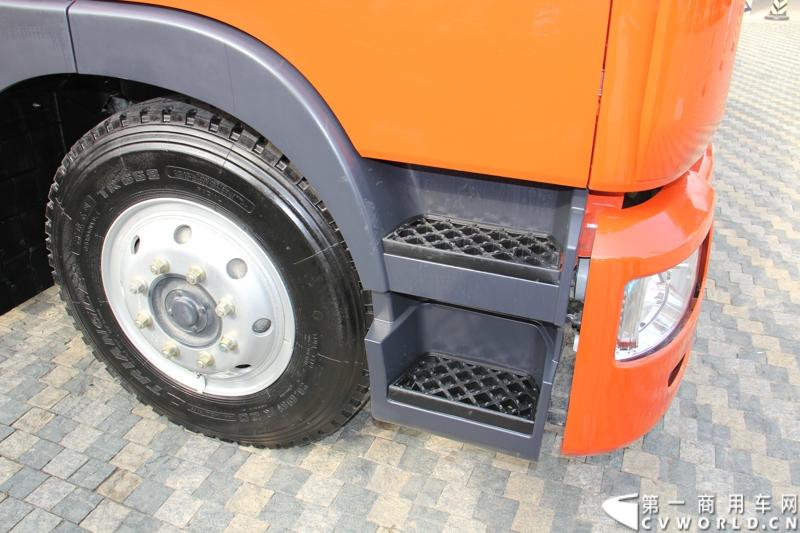 2014年12月23日，东风汽车股份有限公司在武汉召开2015商务年会。会议现场，东风国四全系列轻卡、东风御风欧系轻客2015年度款、东风皮卡等众多新车纷纷亮相。图为东风多利卡C39-535型国IV轻卡