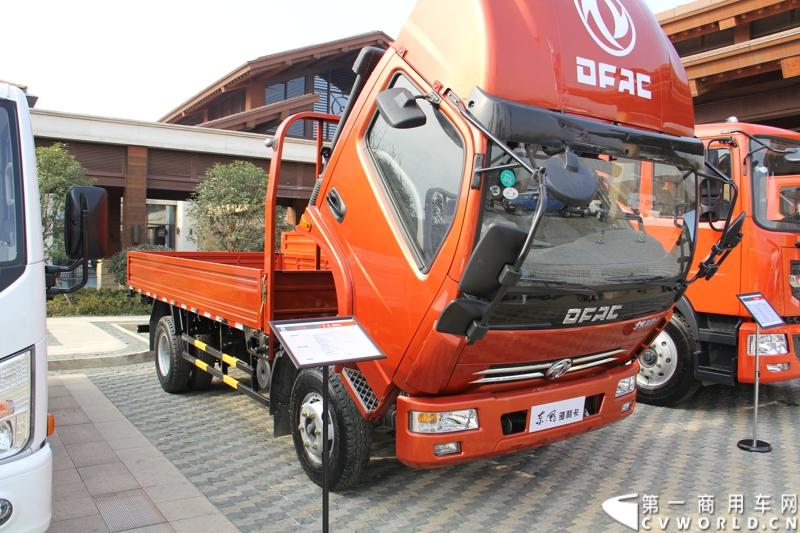 2014年12月23日，东风汽车股份有限公司在武汉召开2015商务年会。会议现场，东风国四全系列轻卡、东风御风欧系轻客2015年度款、东风皮卡等众多新车纷纷亮相。图为东风多利卡C63-461型国V轻卡