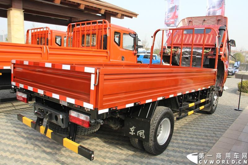 2014年12月23日，东风汽车股份有限公司在武汉召开2015商务年会。会议现场，东风国四全系列轻卡、东风御风欧系轻客2015年度款、东风皮卡等众多新车纷纷亮相。图为东风多利卡C63-461型国V轻卡