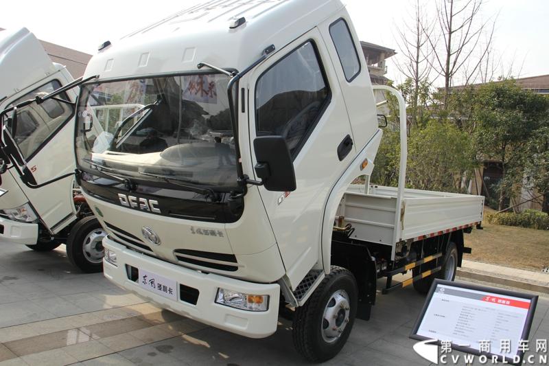 2014年12月23日，东风汽车股份有限公司在武汉召开2015商务年会。会议现场，东风国四全系列轻卡、东风御风欧系轻客2015年度款、东风皮卡等众多新车纷纷亮相。图为东风多利卡E30-705S型国IV轻卡 