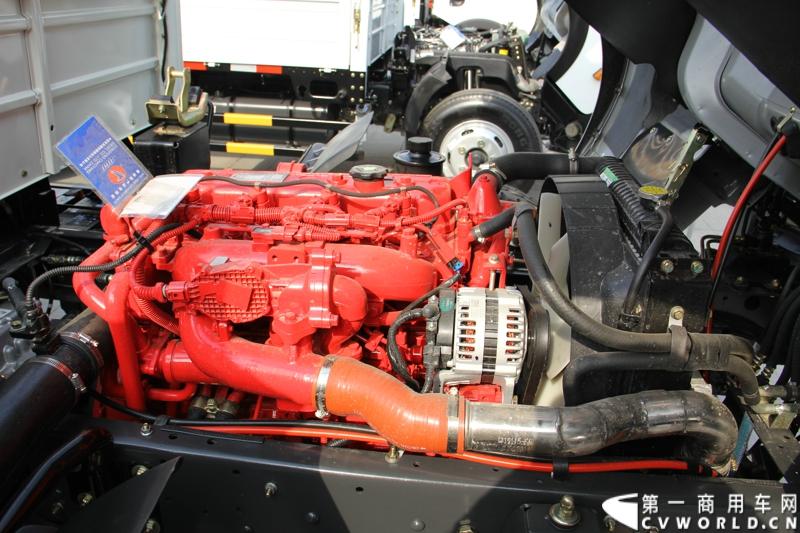 2014年12月23日，东风汽车股份有限公司在武汉召开2015商务年会。会议现场，东风国四全系列轻卡、东风御风欧系轻客2015年度款、东风皮卡等众多新车纷纷亮相。图为东风多利卡E30-705S型国IV轻卡 