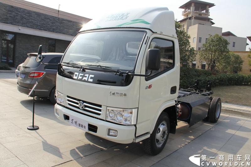 2014年12月23日，东风汽车股份有限公司在武汉召开2015商务年会。会议现场，东风国四全系列轻卡、东风御风欧系轻客2015年度款、东风皮卡等众多新车纷纷亮相。图为东风多利卡M3300CNG清洁能源轻卡