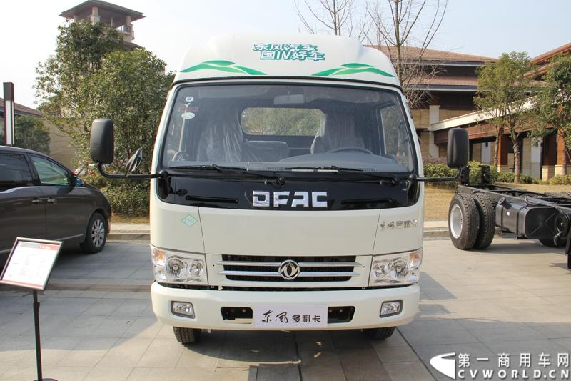 2014年12月23日，东风汽车股份有限公司在武汉召开2015商务年会。会议现场，东风国四全系列轻卡、东风御风欧系轻客2015年度款、东风皮卡等众多新车纷纷亮相。图为东风多利卡M3300CNG清洁能源轻卡