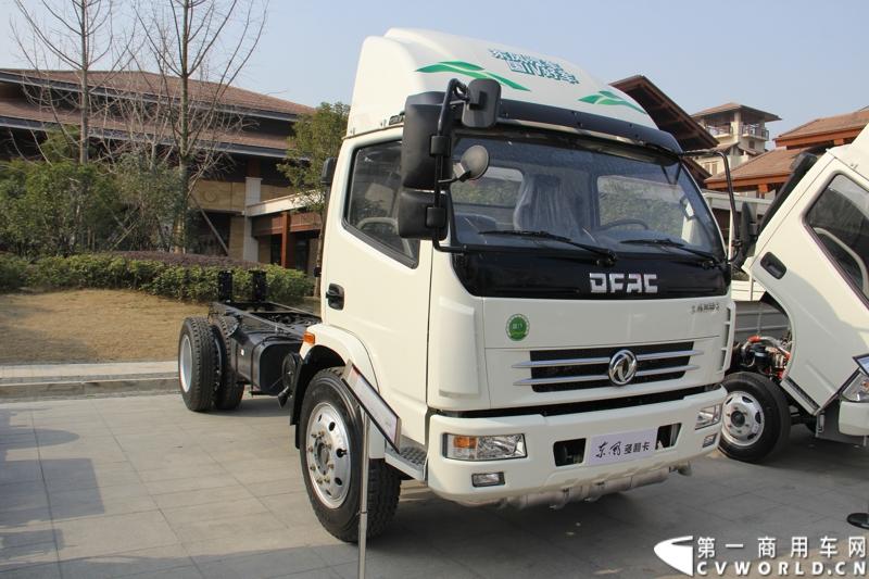 2014年12月23日，东风汽车股份有限公司在武汉召开2015商务年会。会议现场，东风国四全系列轻卡、东风御风欧系轻客2015年度款、东风皮卡等众多新车纷纷亮相。图为东风多利卡国IV危化品运输车 