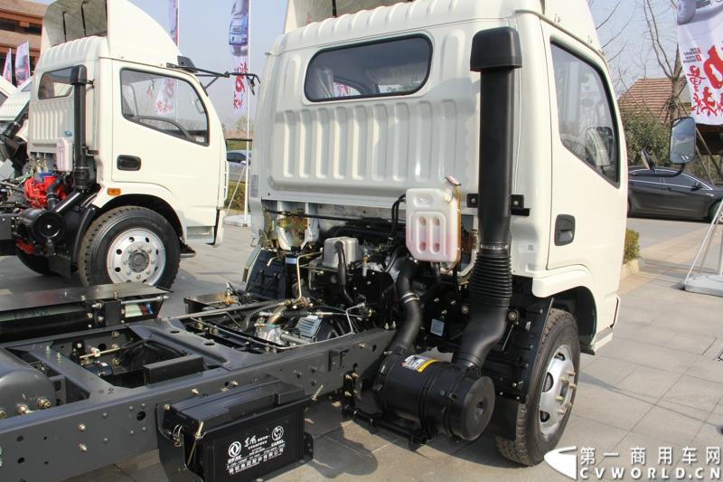 2014年12月23日，东风汽车股份有限公司在武汉召开2015商务年会。会议现场，东风国四全系列轻卡、东风御风欧系轻客2015年度款、东风皮卡等众多新车纷纷亮相。图为东风多利卡M3300CNG清洁能源轻卡