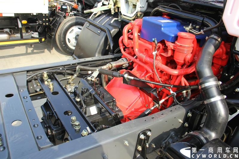 2014年12月23日，东风汽车股份有限公司在武汉召开2015商务年会。会议现场，东风国四全系列轻卡、东风御风欧系轻客2015年度款、东风皮卡等众多新车纷纷亮相。图为东风多利卡国IV危化品运输车 