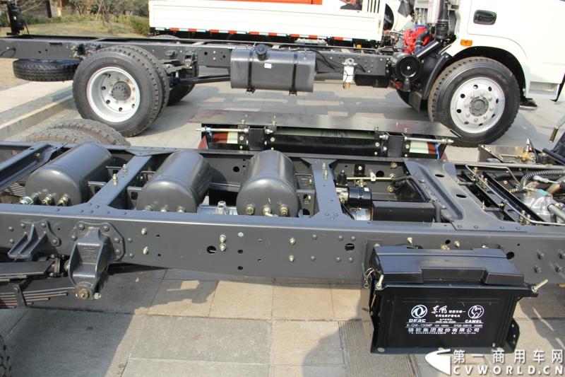 2014年12月23日，东风汽车股份有限公司在武汉召开2015商务年会。会议现场，东风国四全系列轻卡、东风御风欧系轻客2015年度款、东风皮卡等众多新车纷纷亮相。图为东风多利卡M3300CNG清洁能源轻卡