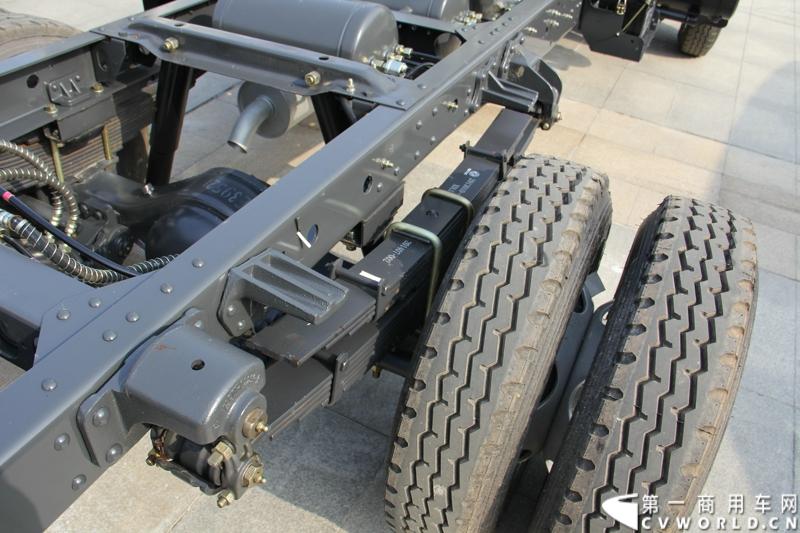 2014年12月23日，东风汽车股份有限公司在武汉召开2015商务年会。会议现场，东风国四全系列轻卡、东风御风欧系轻客2015年度款、东风皮卡等众多新车纷纷亮相。图为东风多利卡M3300CNG清洁能源轻卡