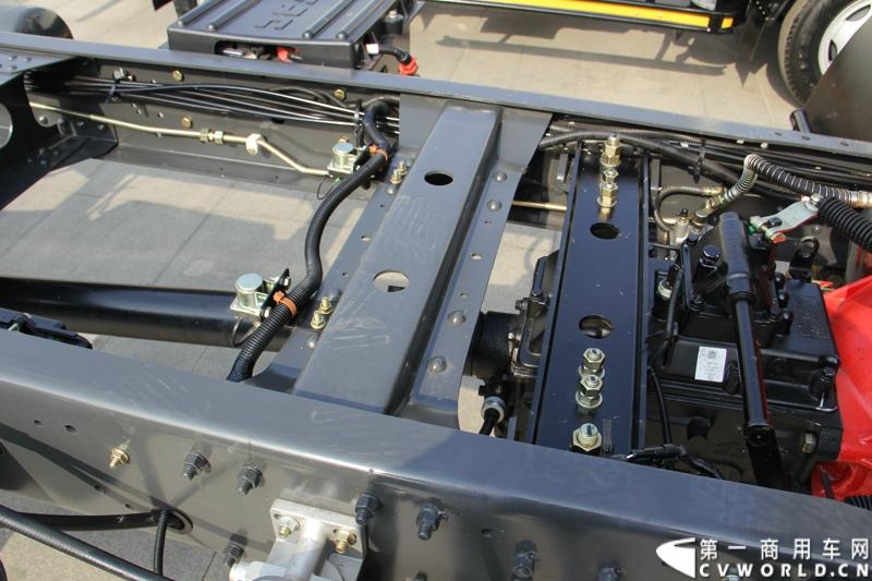 2014年12月23日，东风汽车股份有限公司在武汉召开2015商务年会。会议现场，东风国四全系列轻卡、东风御风欧系轻客2015年度款、东风皮卡等众多新车纷纷亮相。图为东风多利卡国IV危化品运输车 