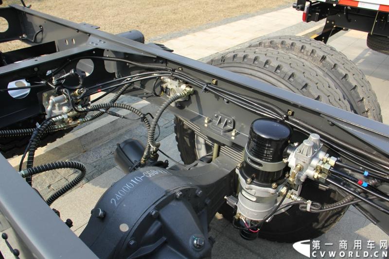 2014年12月23日，东风汽车股份有限公司在武汉召开2015商务年会。会议现场，东风国四全系列轻卡、东风御风欧系轻客2015年度款、东风皮卡等众多新车纷纷亮相。图为东风多利卡国IV危化品运输车 