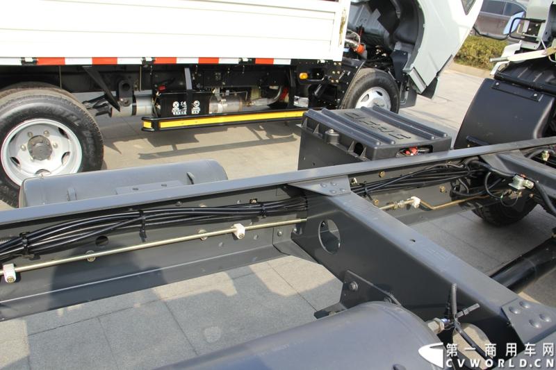 2014年12月23日，东风汽车股份有限公司在武汉召开2015商务年会。会议现场，东风国四全系列轻卡、东风御风欧系轻客2015年度款、东风皮卡等众多新车纷纷亮相。图为东风多利卡国IV危化品运输车 