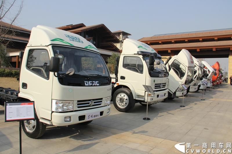 2014年12月23日，东风汽车股份有限公司在武汉召开2015商务年会。会议现场，东风国四全系列轻卡、东风御风欧系轻客2015年度款、东风皮卡等众多新车纷纷亮相。图为东风国IV轻卡系列