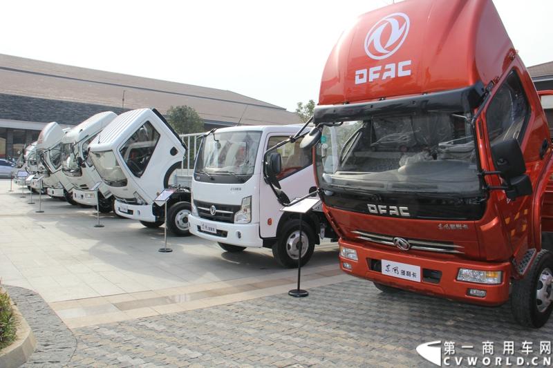 2014年12月23日，东风汽车股份有限公司在武汉召开2015商务年会。会议现场，东风国四全系列轻卡、东风御风欧系轻客2015年度款、东风皮卡等众多新车纷纷亮相。图为东风国IV轻卡系列