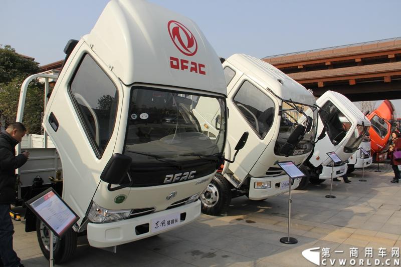 2014年12月23日，东风汽车股份有限公司在武汉召开2015商务年会。会议现场，东风国四全系列轻卡、东风御风欧系轻客2015年度款、东风皮卡等众多新车纷纷亮相。图为东风国IV轻卡系列