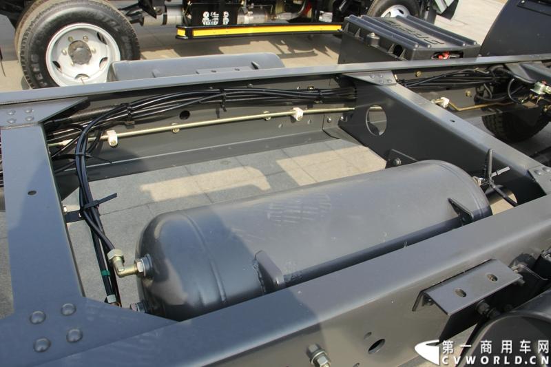 2014年12月23日，东风汽车股份有限公司在武汉召开2015商务年会。会议现场，东风国四全系列轻卡、东风御风欧系轻客2015年度款、东风皮卡等众多新车纷纷亮相。图为东风多利卡国IV危化品运输车 