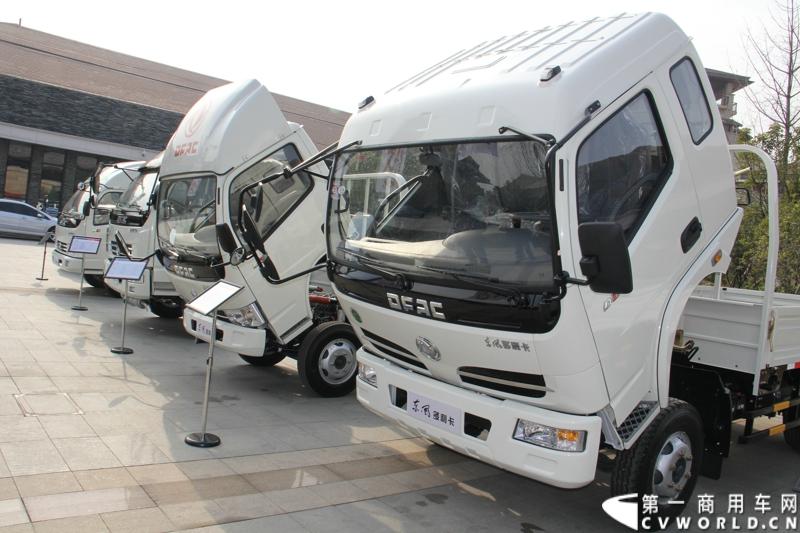 2014年12月23日，东风汽车股份有限公司在武汉召开2015商务年会。会议现场，东风国四全系列轻卡、东风御风欧系轻客2015年度款、东风皮卡等众多新车纷纷亮相。图为东风国IV轻卡系列