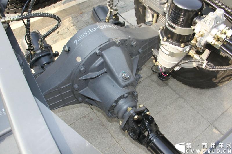 2014年12月23日，东风汽车股份有限公司在武汉召开2015商务年会。会议现场，东风国四全系列轻卡、东风御风欧系轻客2015年度款、东风皮卡等众多新车纷纷亮相。图为东风多利卡国IV危化品运输车 