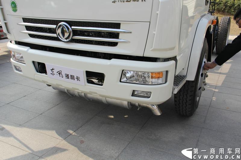 2014年12月23日，东风汽车股份有限公司在武汉召开2015商务年会。会议现场，东风国四全系列轻卡、东风御风欧系轻客2015年度款、东风皮卡等众多新车纷纷亮相。图为东风多利卡国IV危化品运输车 