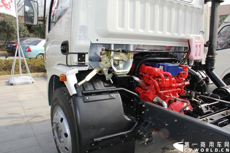 2014年12月23日，东风汽车股份有限公司在武汉召开2015商务年会。会议现场，东风国四全系列轻卡、东风御风欧系轻客2015年度款、东风皮卡等众多新车纷纷亮相。图为东风多利卡国IV危化品运输车 