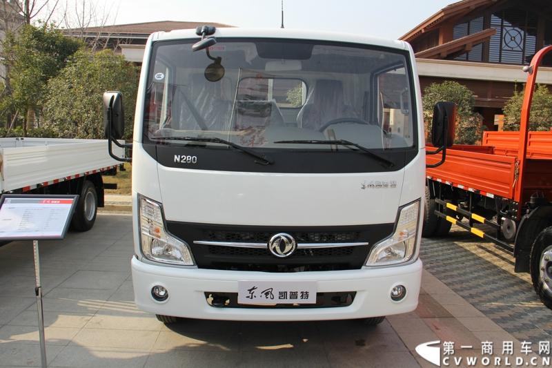 2014年12月23日，东风汽车股份有限公司在武汉召开2015商务年会。会议现场，东风国四全系列轻卡、东风御风欧系轻客2015年度款、东风皮卡等众多新车纷纷亮相。图为东风凯普特H06-611型国IV高端轻卡 