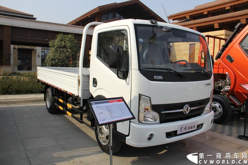 2014年12月23日，东风汽车股份有限公司在武汉召开2015商务年会。会议现场，东风国四全系列轻卡、东风御风欧系轻客2015年度款、东风皮卡等众多新车纷纷亮相。图为东风凯普特H06-611型国IV高端轻卡 