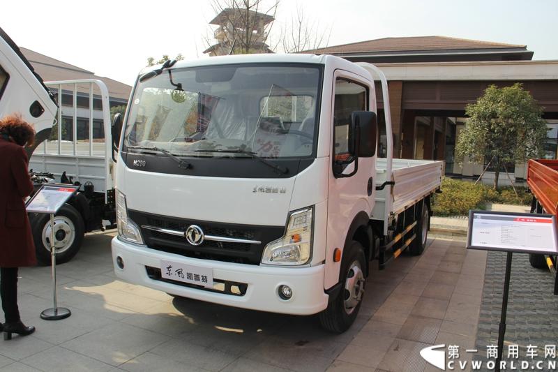 2014年12月23日，东风汽车股份有限公司在武汉召开2015商务年会。会议现场，东风国四全系列轻卡、东风御风欧系轻客2015年度款、东风皮卡等众多新车纷纷亮相。图为东风凯普特H06-611型国IV高端轻卡 