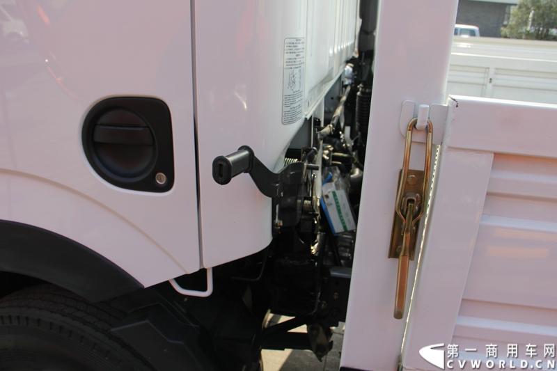 2014年12月23日，东风汽车股份有限公司在武汉召开2015商务年会。会议现场，东风国四全系列轻卡、东风御风欧系轻客2015年度款、东风皮卡等众多新车纷纷亮相。图为东风凯普特H06-611型国IV高端轻卡 