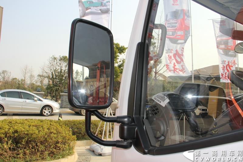 2014年12月23日，东风汽车股份有限公司在武汉召开2015商务年会。会议现场，东风国四全系列轻卡、东风御风欧系轻客2015年度款、东风皮卡等众多新车纷纷亮相。图为东风凯普特H06-611型国IV高端轻卡 