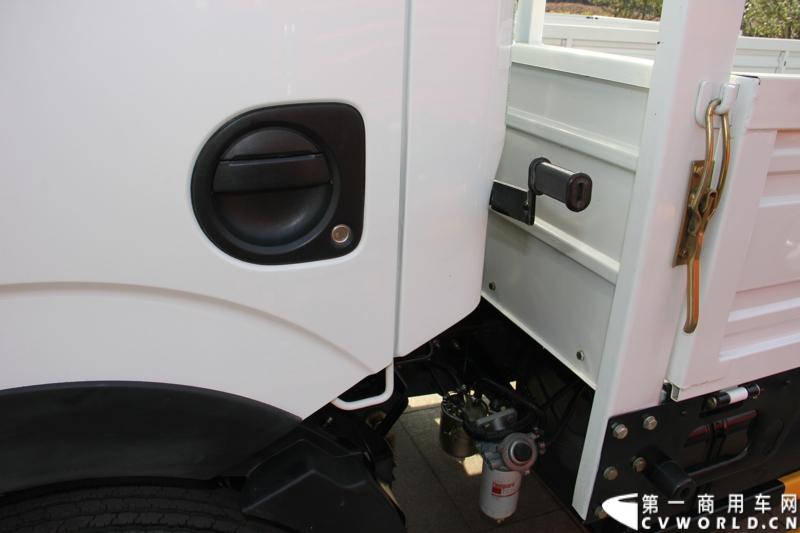 2014年12月23日，东风汽车股份有限公司在武汉召开2015商务年会。会议现场，东风国四全系列轻卡、东风御风欧系轻客2015年度款、东风皮卡等众多新车纷纷亮相。图为东风凯普特H06-611型国IV高端轻卡 