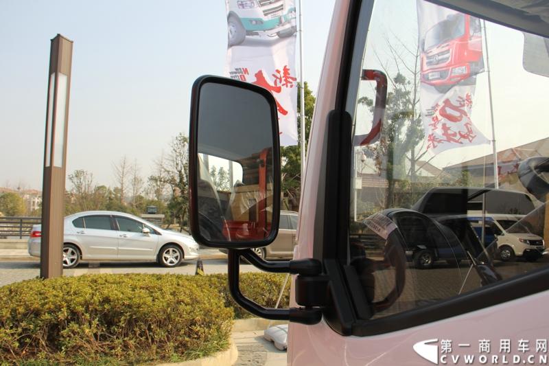 2014年12月23日，东风汽车股份有限公司在武汉召开2015商务年会。会议现场，东风国四全系列轻卡、东风御风欧系轻客2015年度款、东风皮卡等众多新车纷纷亮相。图为东风凯普特H06-611型国IV高端轻卡 