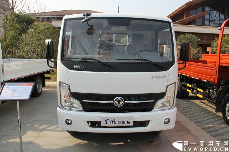 2014年12月23日，东风汽车股份有限公司在武汉召开2015商务年会。会议现场，东风国四全系列轻卡、东风御风欧系轻客2015年度款、东风皮卡等众多新车纷纷亮相。图为东风凯普特H06-611型国IV高端轻卡 