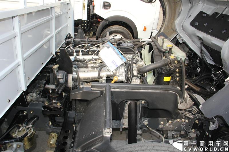 2014年12月23日，东风汽车股份有限公司在武汉召开2015商务年会。会议现场，东风国四全系列轻卡、东风御风欧系轻客2015年度款、东风皮卡等众多新车纷纷亮相。图为东风凯普特H07-211型国IV高端轻卡 