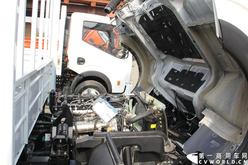 2014年12月23日，东风汽车股份有限公司在武汉召开2015商务年会。会议现场，东风国四全系列轻卡、东风御风欧系轻客2015年度款、东风皮卡等众多新车纷纷亮相。图为东风凯普特H07-211型国IV高端轻卡 