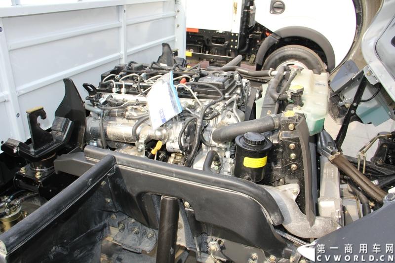 2014年12月23日，东风汽车股份有限公司在武汉召开2015商务年会。会议现场，东风国四全系列轻卡、东风御风欧系轻客2015年度款、东风皮卡等众多新车纷纷亮相。图为东风凯普特H07-211型国IV高端轻卡 