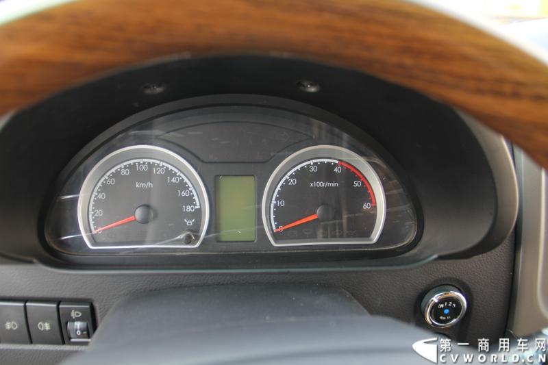 2014年12月23日，东风汽车股份有限公司在武汉召开2015商务年会。会议现场，东风国四全系列轻卡、东风御风欧系轻客2015年度款、东风皮卡等众多新车纷纷亮相。图为东风御风2015年度款，搭载6速AMT机械自动变速箱