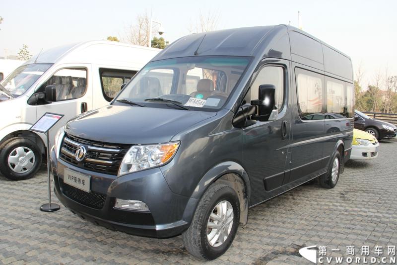 2014年12月23日，东风汽车股份有限公司在武汉召开2015商务年会。会议现场，东风国四全系列轻卡、东风御风欧系轻客2015年度款、东风皮卡等众多新车纷纷亮相。图为东风御风2015年度款，搭载6速AMT机械自动变速箱