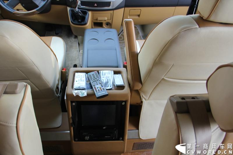 2014年12月23日，东风汽车股份有限公司在武汉召开2015商务年会。会议现场，东风国四全系列轻卡、东风御风欧系轻客2015年度款、东风皮卡等众多新车纷纷亮相。图为东风御风2015年度款，搭载6速AMT机械自动变速箱