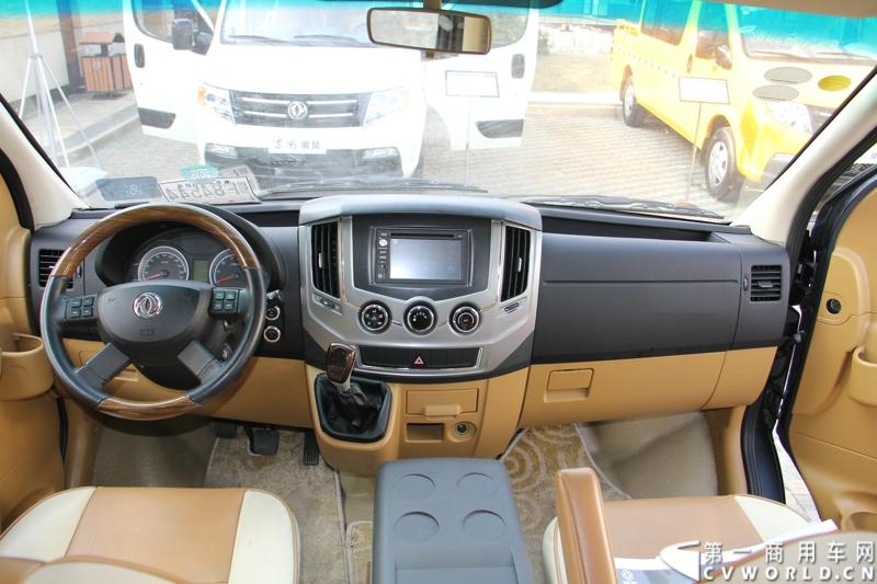 2014年12月23日，东风汽车股份有限公司在武汉召开2015商务年会。会议现场，东风国四全系列轻卡、东风御风欧系轻客2015年度款、东风皮卡等众多新车纷纷亮相。图为东风御风2015年度款，搭载6速AMT机械自动变速箱