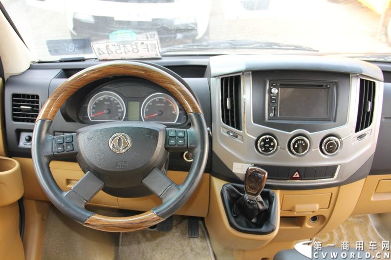 2014年12月23日，东风汽车股份有限公司在武汉召开2015商务年会。会议现场，东风国四全系列轻卡、东风御风欧系轻客2015年度款、东风皮卡等众多新车纷纷亮相。图为东风御风2015年度款，搭载6速AMT机械自动变速箱