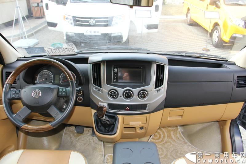 2014年12月23日，东风汽车股份有限公司在武汉召开2015商务年会。会议现场，东风国四全系列轻卡、东风御风欧系轻客2015年度款、东风皮卡等众多新车纷纷亮相。图为东风御风2015年度款，搭载6速AMT机械自动变速箱