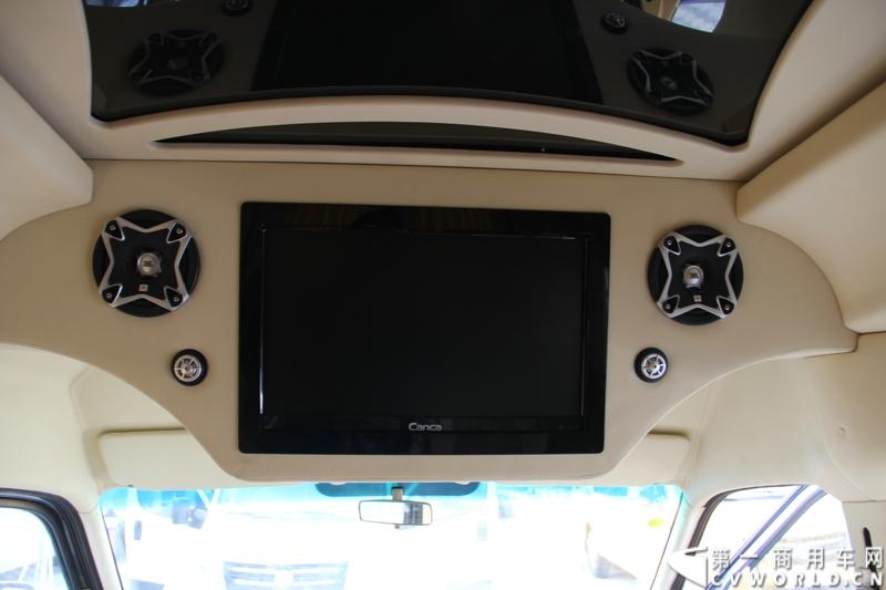 2014年12月23日，东风汽车股份有限公司在武汉召开2015商务年会。会议现场，东风国四全系列轻卡、东风御风欧系轻客2015年度款、东风皮卡等众多新车纷纷亮相。图为东风御风2015年度款，搭载6速AMT机械自动变速箱