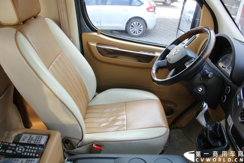 2014年12月23日，东风汽车股份有限公司在武汉召开2015商务年会。会议现场，东风国四全系列轻卡、东风御风欧系轻客2015年度款、东风皮卡等众多新车纷纷亮相。图为东风御风2015年度款，搭载6速AMT机械自动变速箱