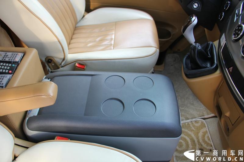 2014年12月23日，东风汽车股份有限公司在武汉召开2015商务年会。会议现场，东风国四全系列轻卡、东风御风欧系轻客2015年度款、东风皮卡等众多新车纷纷亮相。图为东风御风2015年度款，搭载6速AMT机械自动变速箱