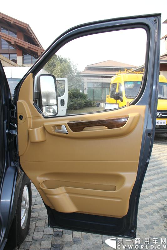 2014年12月23日，东风汽车股份有限公司在武汉召开2015商务年会。会议现场，东风国四全系列轻卡、东风御风欧系轻客2015年度款、东风皮卡等众多新车纷纷亮相。图为东风御风2015年度款，搭载6速AMT机械自动变速箱