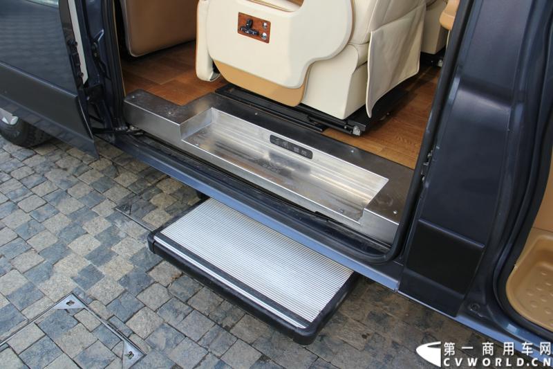 2014年12月23日，东风汽车股份有限公司在武汉召开2015商务年会。会议现场，东风国四全系列轻卡、东风御风欧系轻客2015年度款、东风皮卡等众多新车纷纷亮相。图为东风御风2015年度款，搭载6速AMT机械自动变速箱