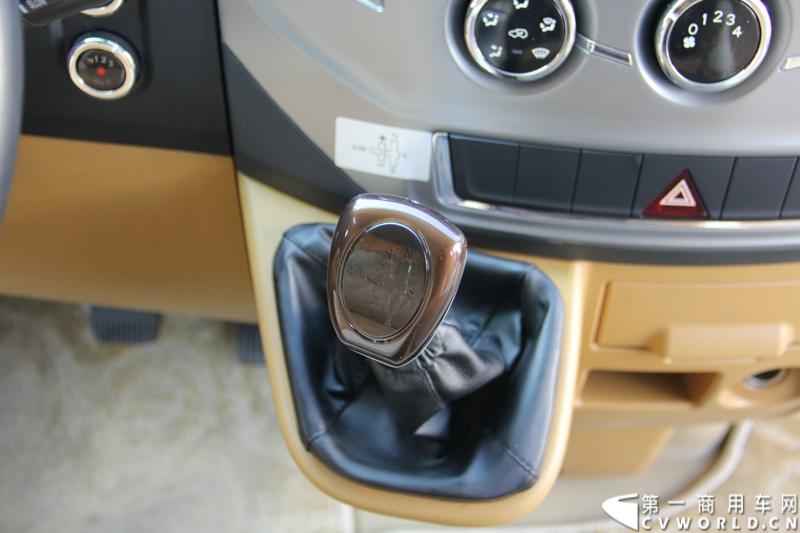 2014年12月23日，东风汽车股份有限公司在武汉召开2015商务年会。会议现场，东风国四全系列轻卡、东风御风欧系轻客2015年度款、东风皮卡等众多新车纷纷亮相。图为东风御风2015年度款，搭载6速AMT机械自动变速箱